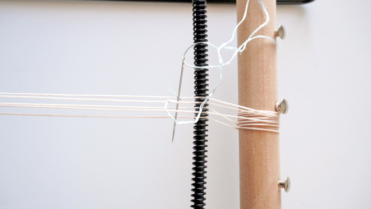 Bracciale in filo di seta intrecciato con inserto di scarabeo dorato : Tappa 2