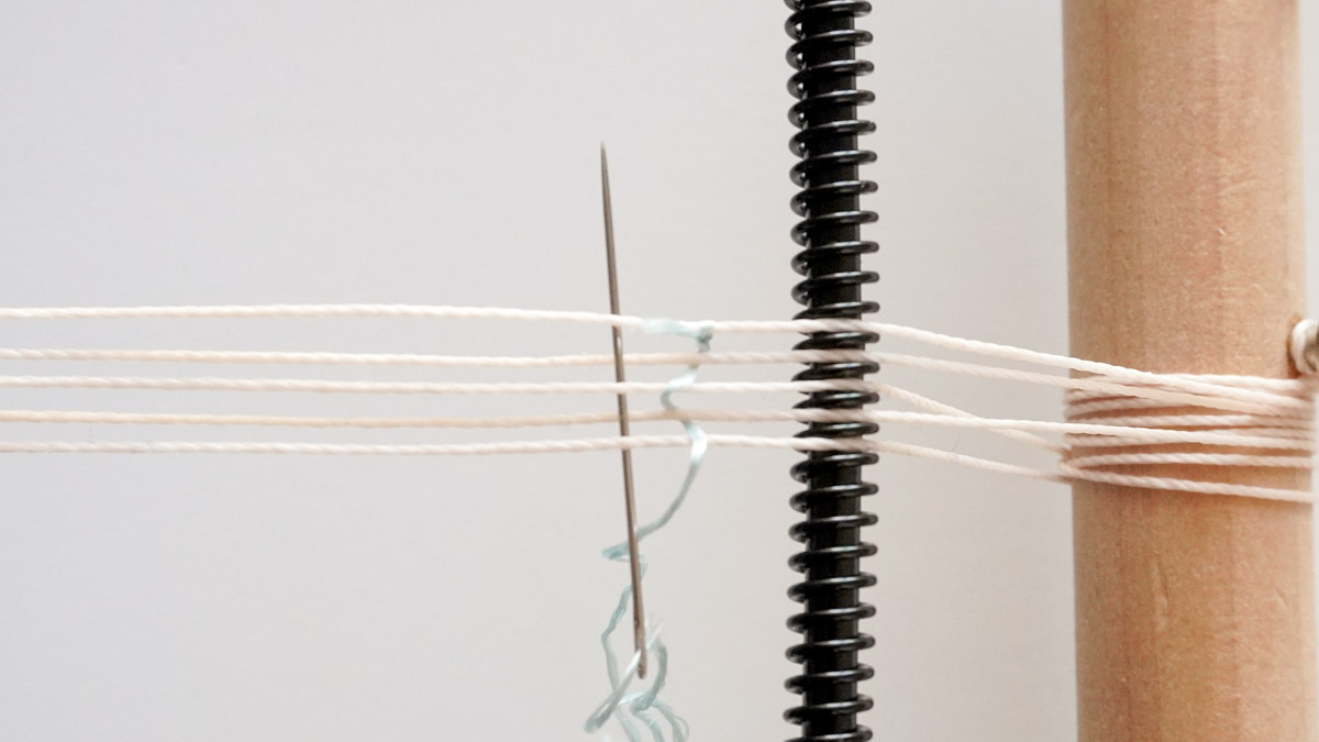 Bracciale in filo di seta intrecciato con inserto di scarabeo dorato : Tappa 3