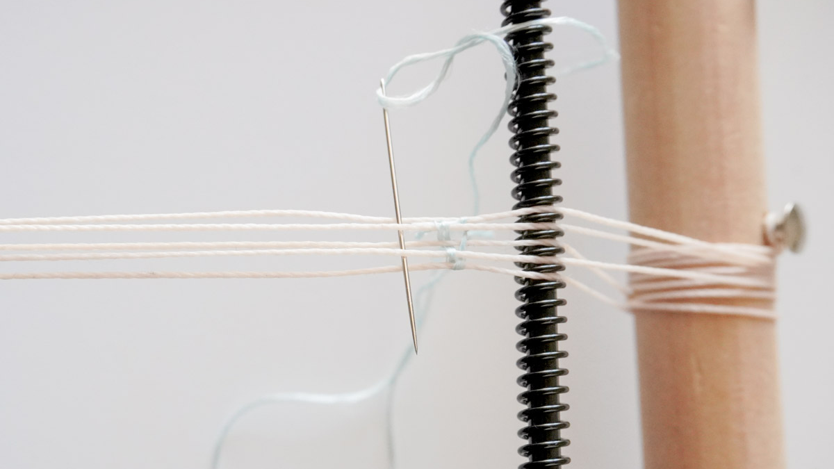 Bracciale in filo di seta intrecciato con inserto di scarabeo dorato : Tappa 4