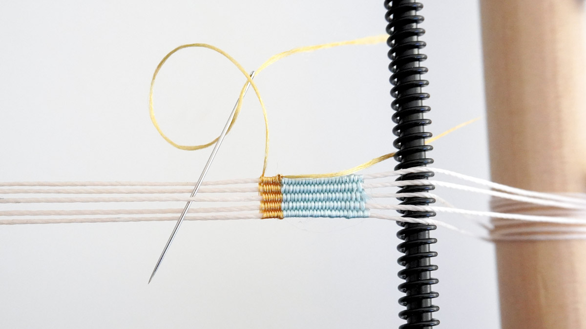 Bracciale in filo di seta intrecciato con inserto di scarabeo dorato : Tappa 6