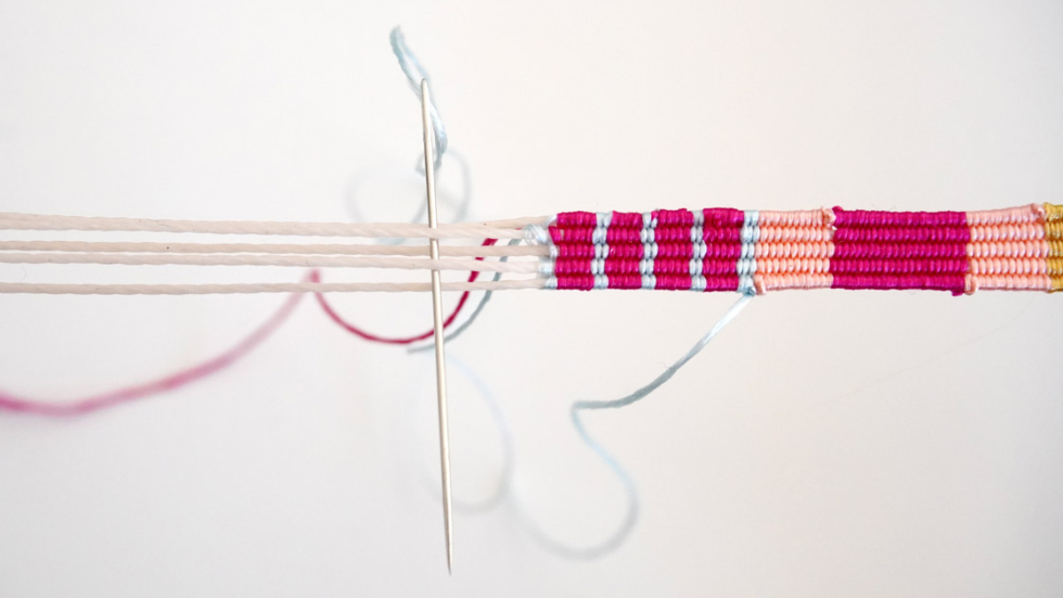 Bracciale in filo di seta intrecciato con inserto di scarabeo dorato : Tappa 7