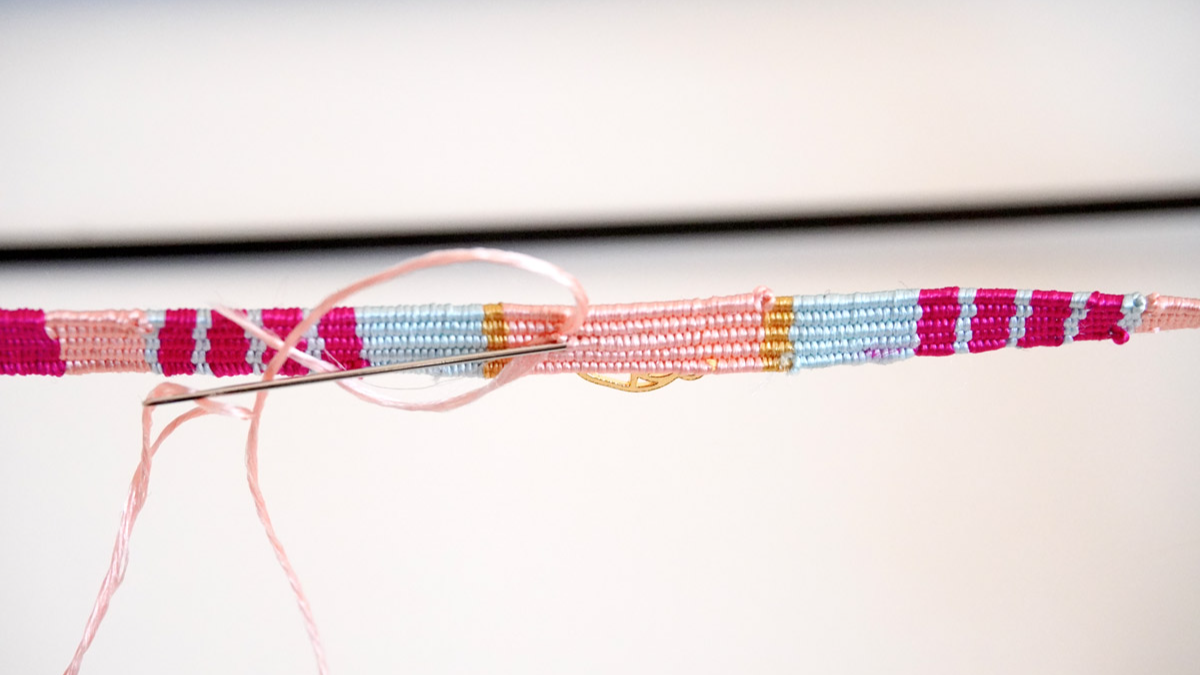 Bracciale in filo di seta intrecciato con inserto di scarabeo dorato : Tappa 9