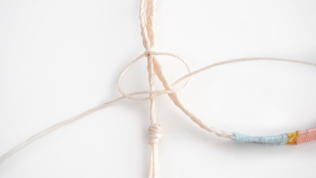 Bracciale in filo di seta intrecciato con inserto di scarabeo dorato : Tappa 11