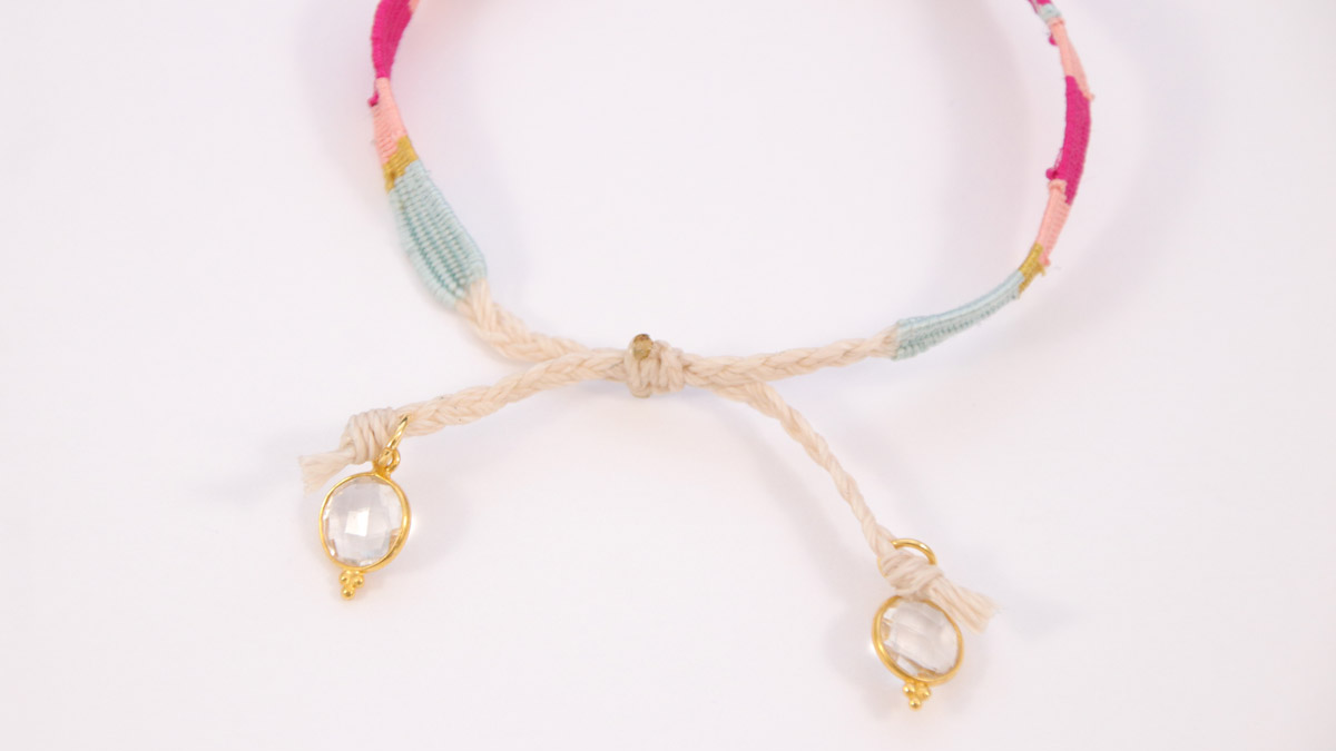 Bracciale in filo di seta intrecciato con inserto di scarabeo dorato : Tappa 13