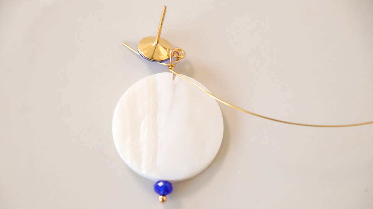 Orecchini Soleil con perle blu cobalto e madreperla : Tappa 2