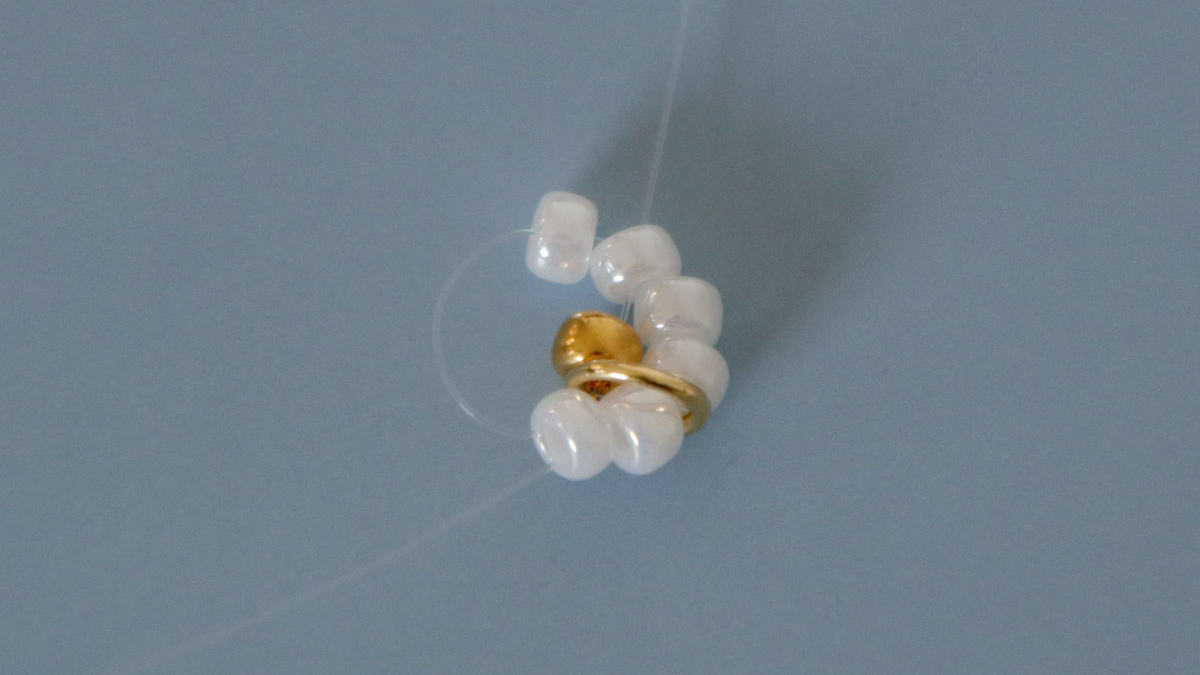 Bracciale con ciondoli a margherita in perle : Tappa 3