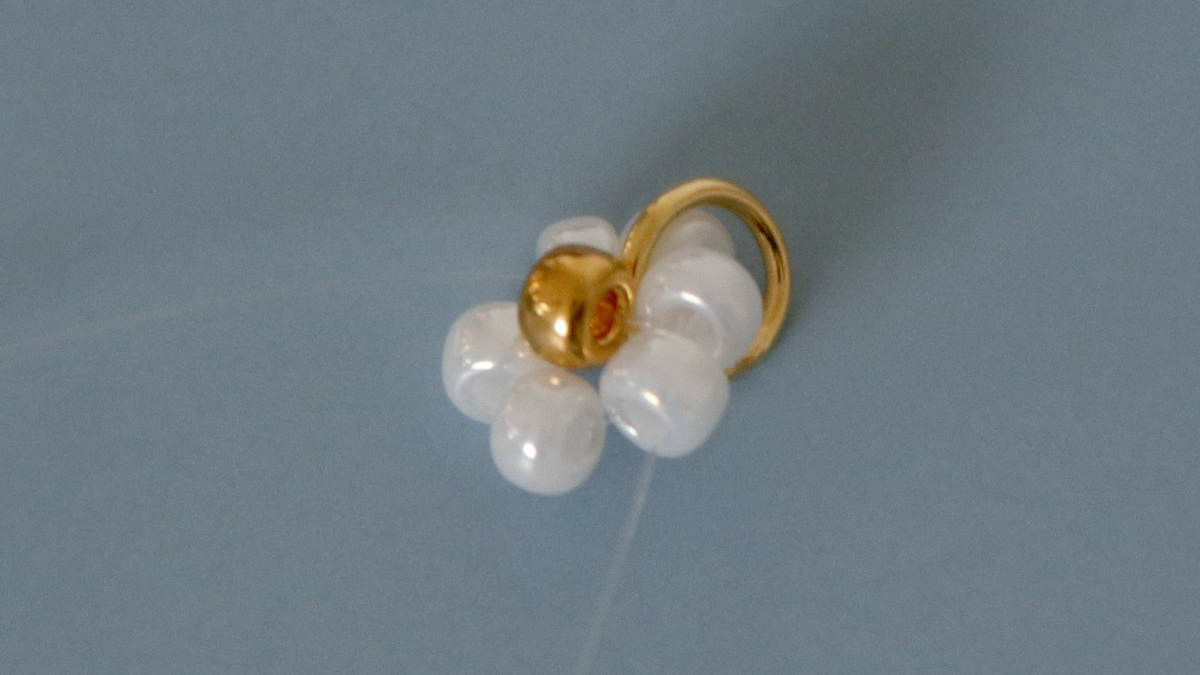 Bracciale con ciondoli a margherita in perle : Tappa 4