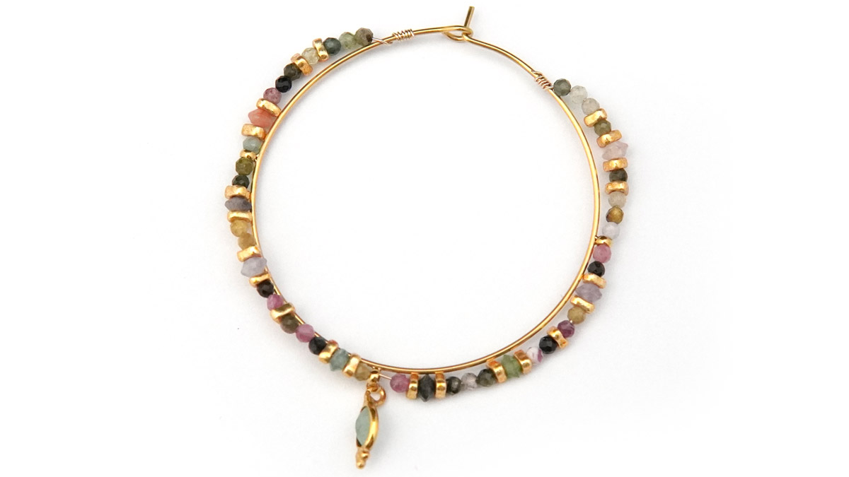 Orecchini a cerchio in acciaio inossidabile placcato oro con perle di tormalina : Tappa 5 Orecchini a cerchio in acciaio inossidabile placcato oro con perle di tormalina : Tappa 5