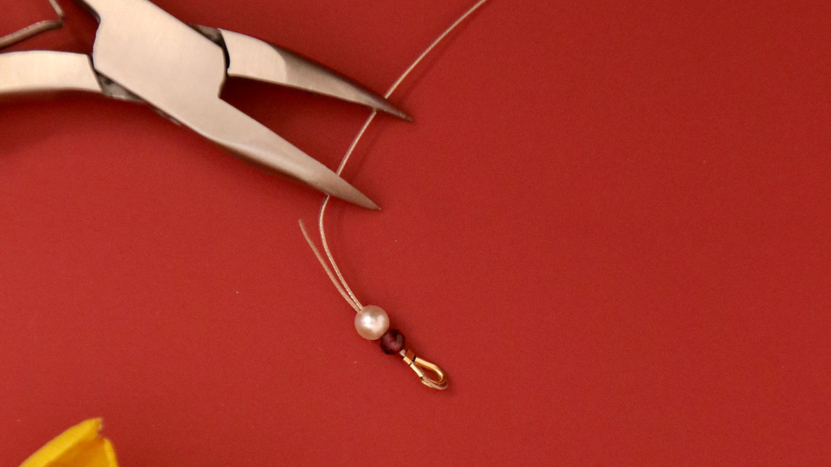 Collana con catena d'oro e perline di granato : Tappa 3