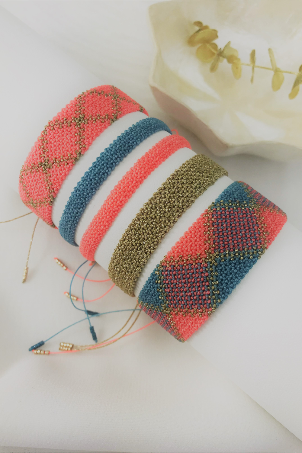 Braccialetti a tinta unita o fantasia in micro macramè con filo cerato Linhasita