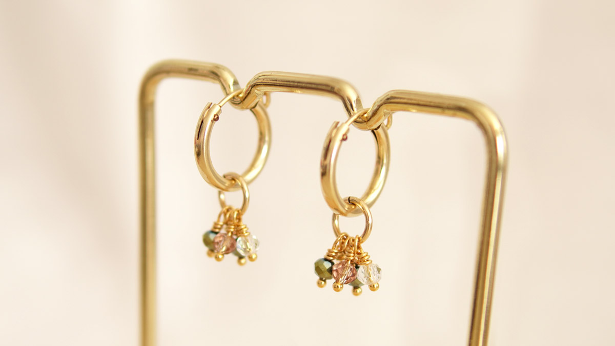 DIY Piccoli orecchini a cerchio in oro con ciondoli di perle