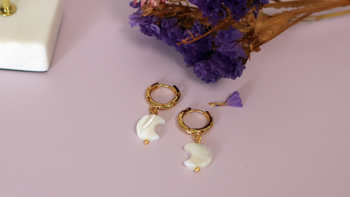 Schema DIY Piccoli orecchini a cerchio in oro con ciondoli di perle