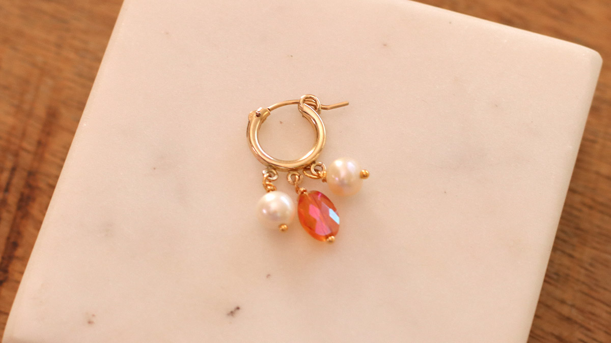 DIY Piccoli orecchini a cerchio in oro con ciondoli di perle : Tappa 5