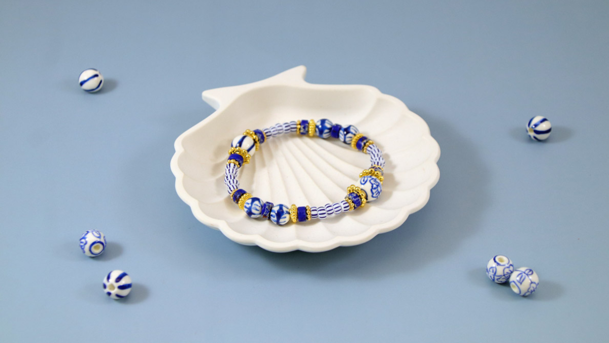 Bracciale elastico con perline di ceramica blu dipinte a mano