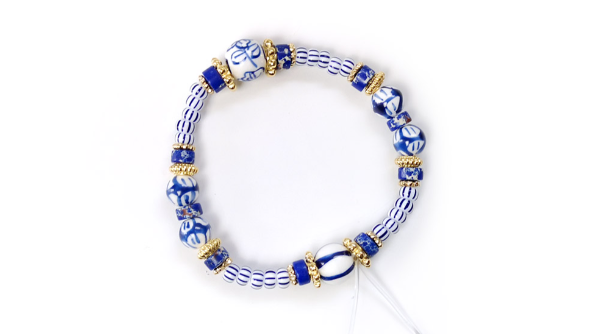 Bracciale elastico con perline di ceramica blu dipinte a mano : Tappa 2