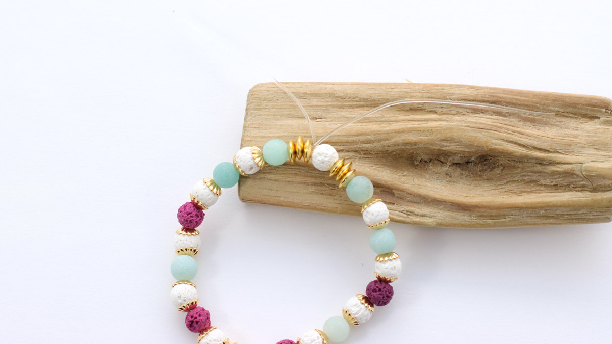 Tuto Bracciale elastico con perline di pietra lavica fucsia : Tappa 2 Tuto Bracciale elastico con perline di pietra lavica fucsia : Tappa 2