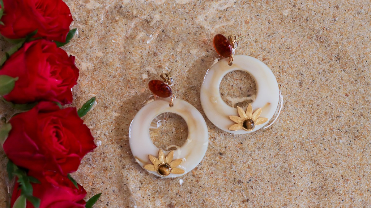 Orecchini cabochon in resina e pietre preziose