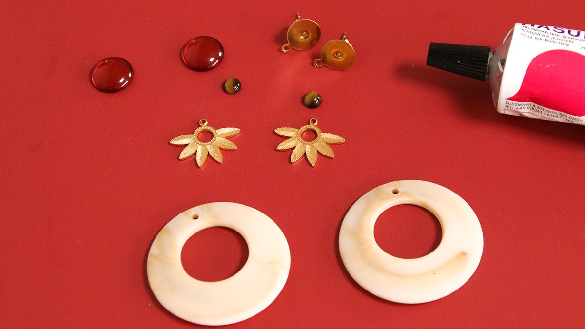 Orecchini cabochon in resina e pietre preziose : Tappa 1