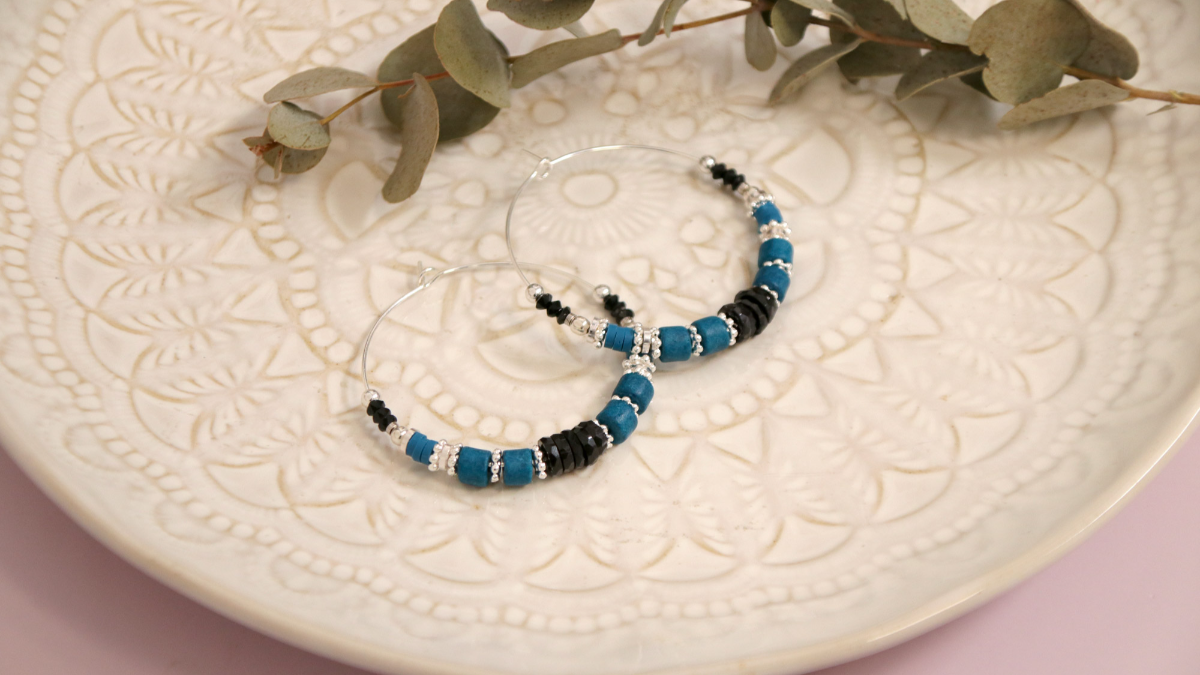 Orecchini a cerchio in argento con heishis e perline Onyx