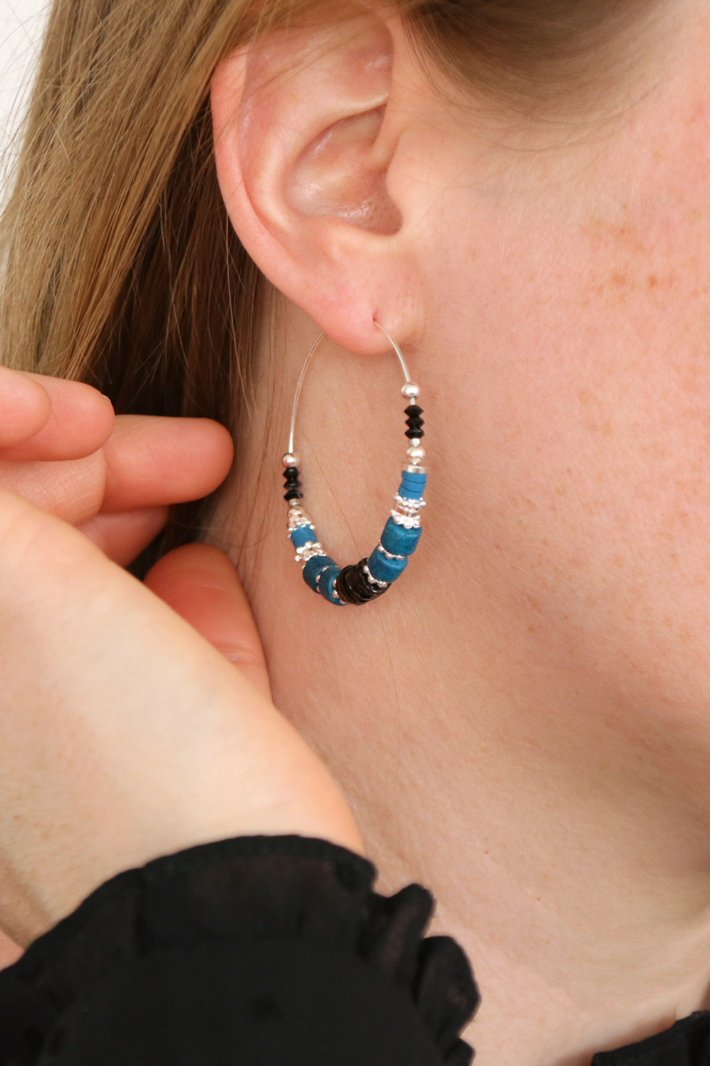 Schema Orecchini a cerchio in argento con heishis e perline Onyx