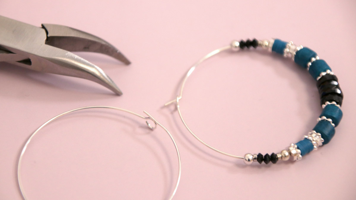 Orecchini a cerchio in argento con heishis e perline Onyx : Tappa 1