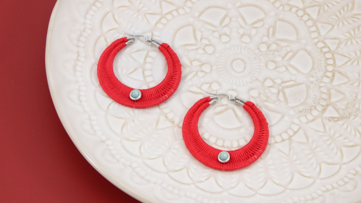 Creoli con filo rosso intrecciato e pietre preziose Creoli con filo rosso intrecciato e pietre preziose