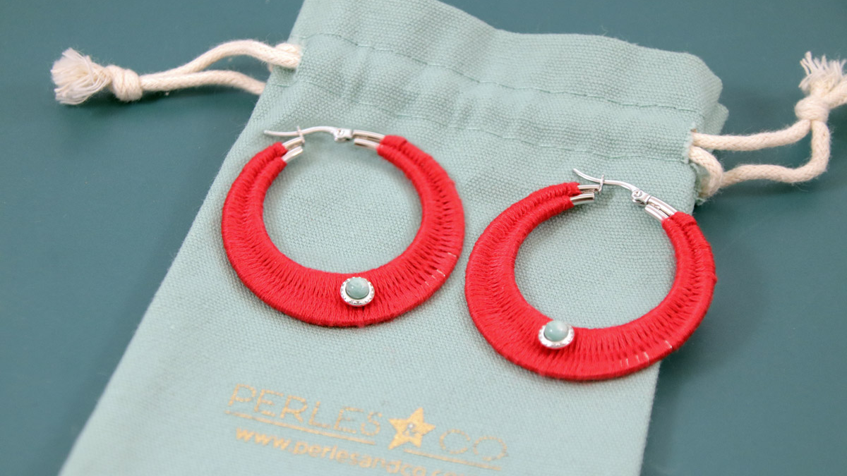 Schema Creoli con filo rosso intrecciato e pietre preziose Schema Creoli con filo rosso intrecciato e pietre preziose