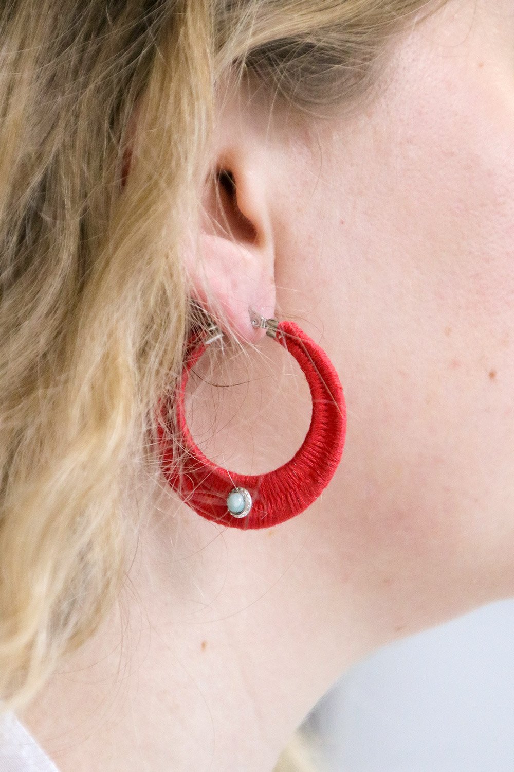 Schema Creoli con filo rosso intrecciato e pietre preziose Schema Creoli con filo rosso intrecciato e pietre preziose