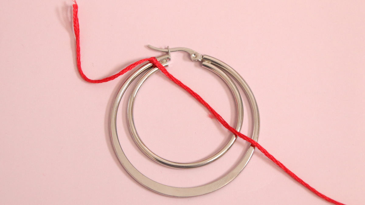 Creoli con filo rosso intrecciato e pietre preziose : Tappa 1 Creoli con filo rosso intrecciato e pietre preziose : Tappa 1