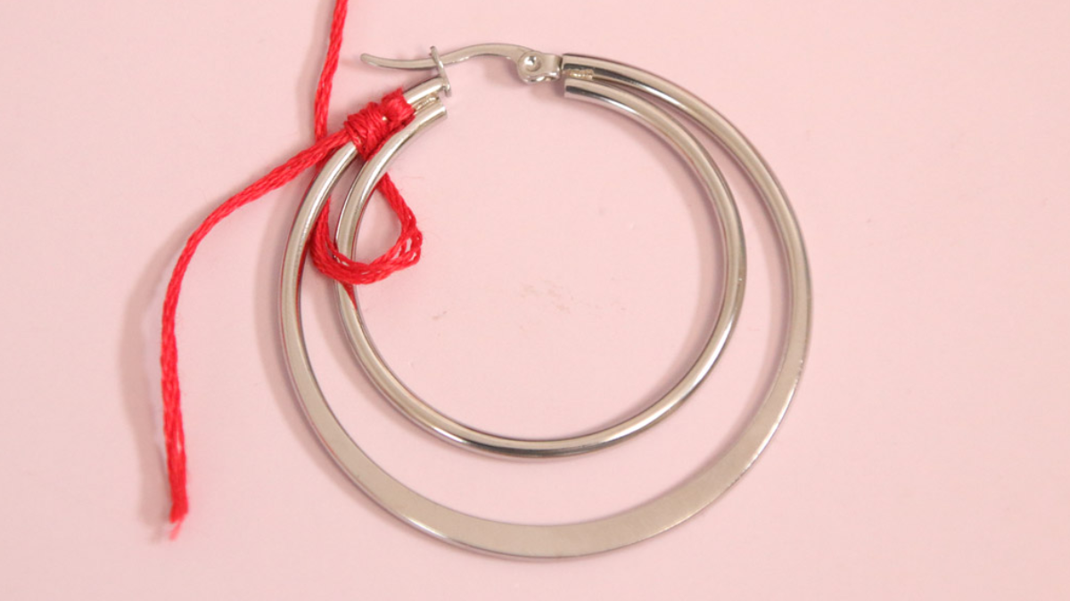 Creoli con filo rosso intrecciato e pietre preziose : Tappa 2 Creoli con filo rosso intrecciato e pietre preziose : Tappa 2