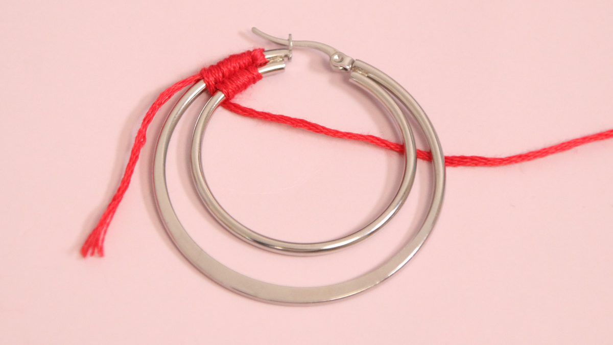 Creoli con filo rosso intrecciato e pietre preziose : Tappa 3 Creoli con filo rosso intrecciato e pietre preziose : Tappa 3