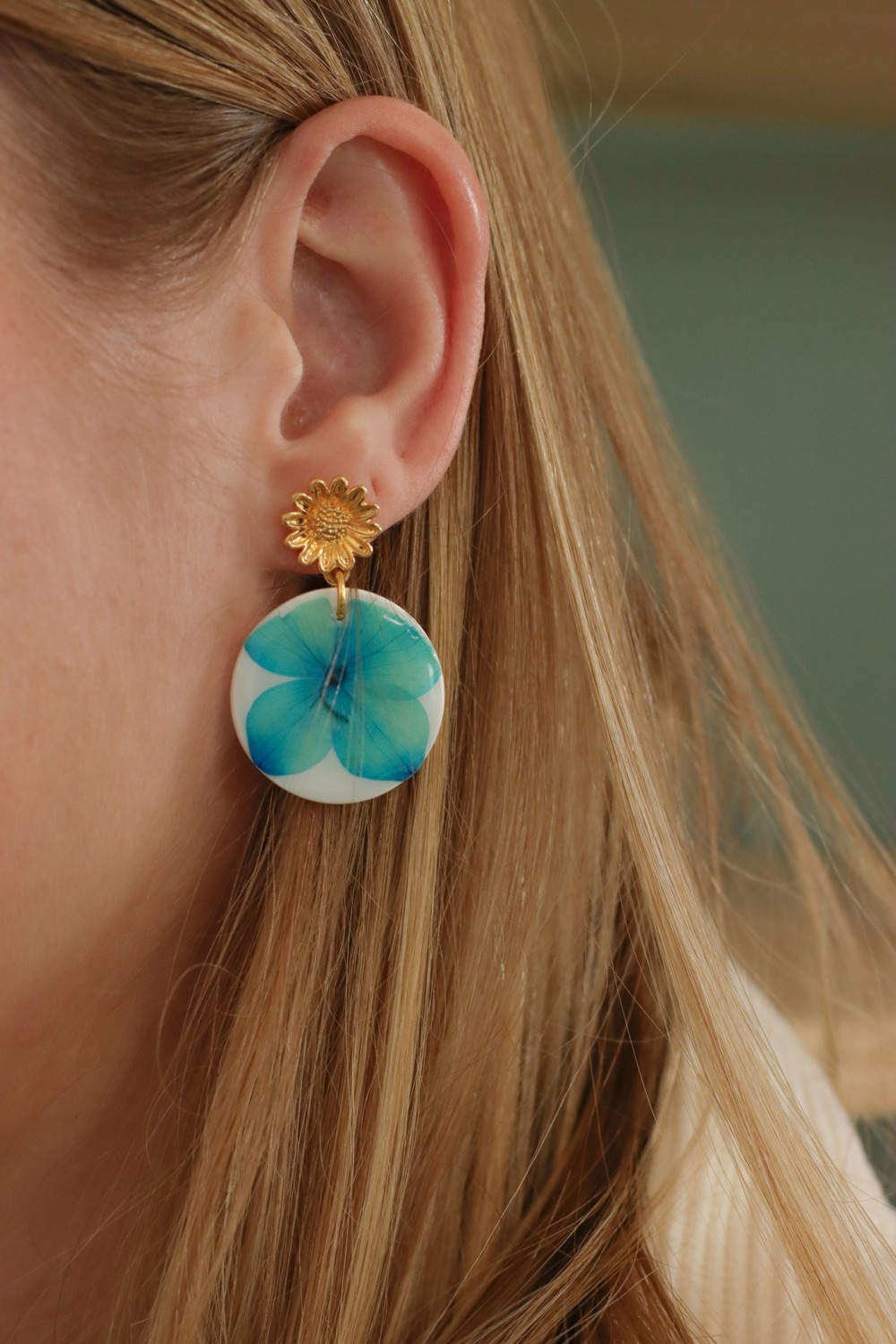 Orecchini in polimero e resina con fiori di ortensia essiccati