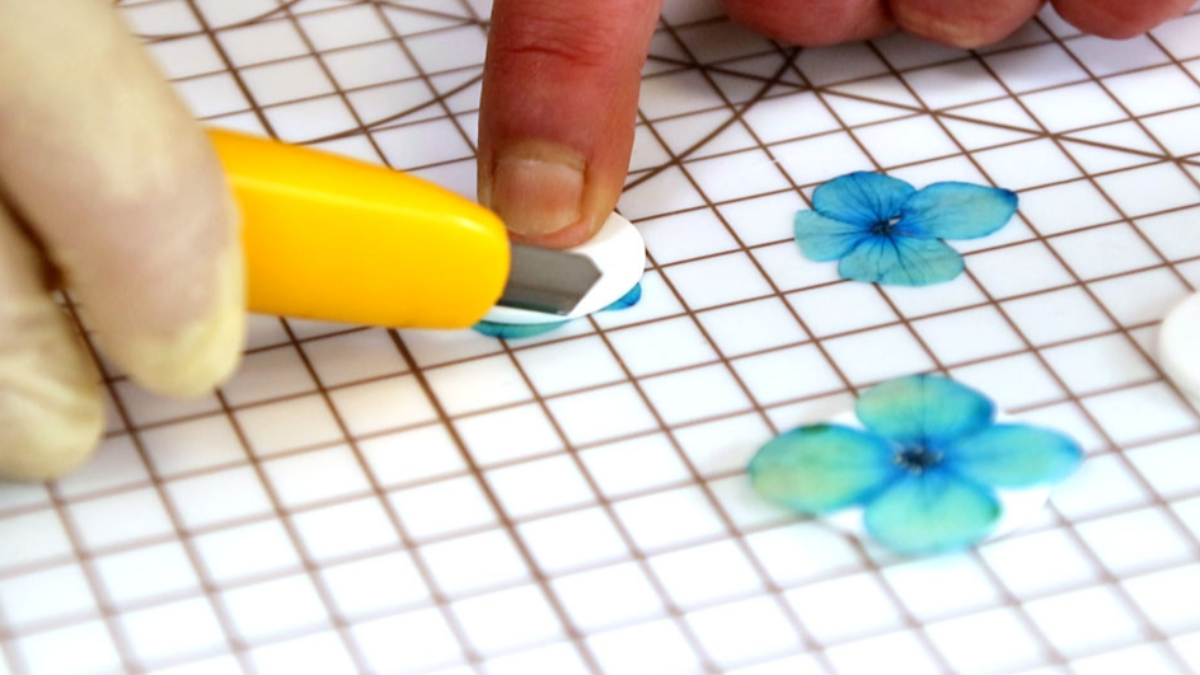 Orecchini in polimero e resina con fiori di ortensia essiccati : Tappa 6 Orecchini in polimero e resina con fiori di ortensia essiccati : Tappa 6