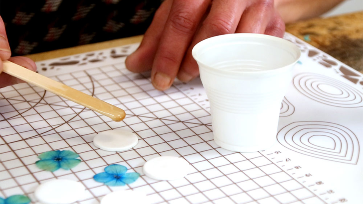 Orecchini in polimero e resina con fiori di ortensia essiccati : Tappa 7 Orecchini in polimero e resina con fiori di ortensia essiccati : Tappa 7