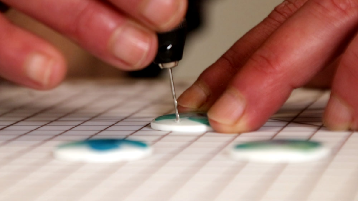 Orecchini in polimero e resina con fiori di ortensia essiccati : Tappa 10 Orecchini in polimero e resina con fiori di ortensia essiccati : Tappa 10