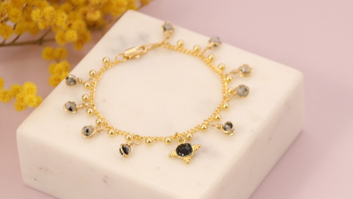 Schema Bracciale a catena d'oro con charms a perline