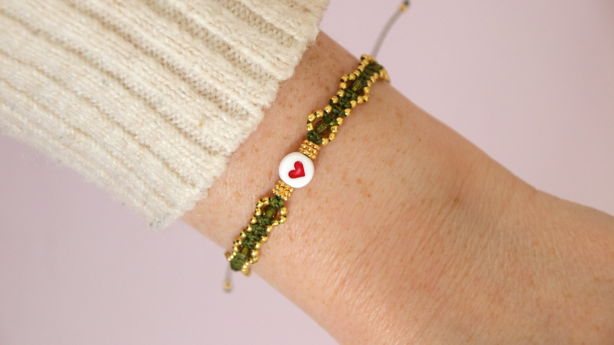 DIY Piccolo braccialetto in micro macramé color cachi con perline dorate