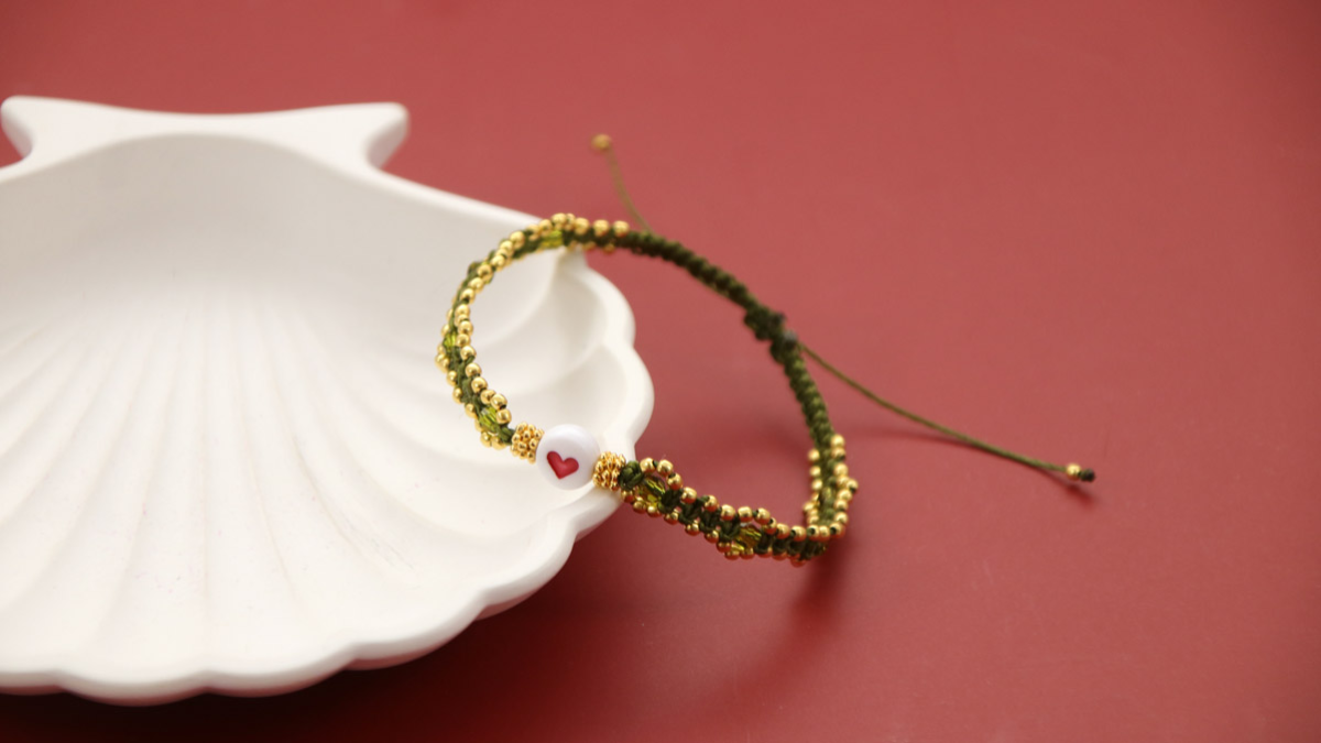 Schema DIY Piccolo braccialetto in micro macramé color cachi con perline dorate