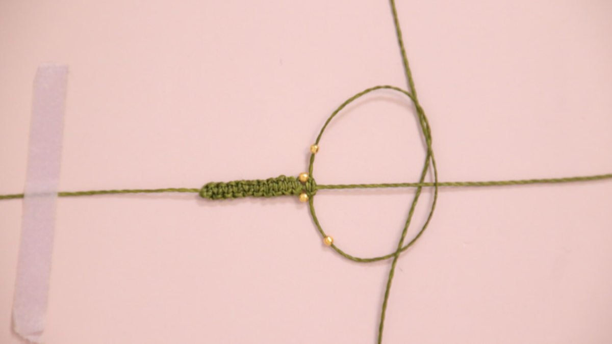 DIY Piccolo braccialetto in micro macramé color cachi con perline dorate : Tappa 5