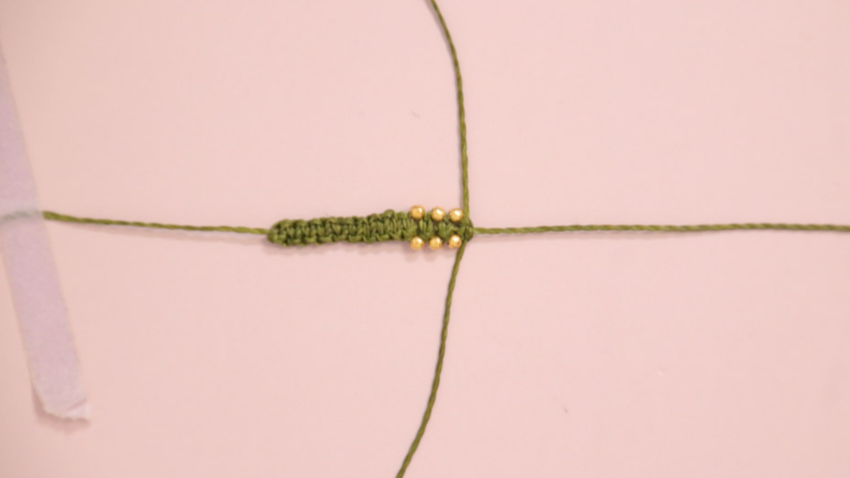 DIY Piccolo braccialetto in micro macramé color cachi con perline dorate : Tappa 6