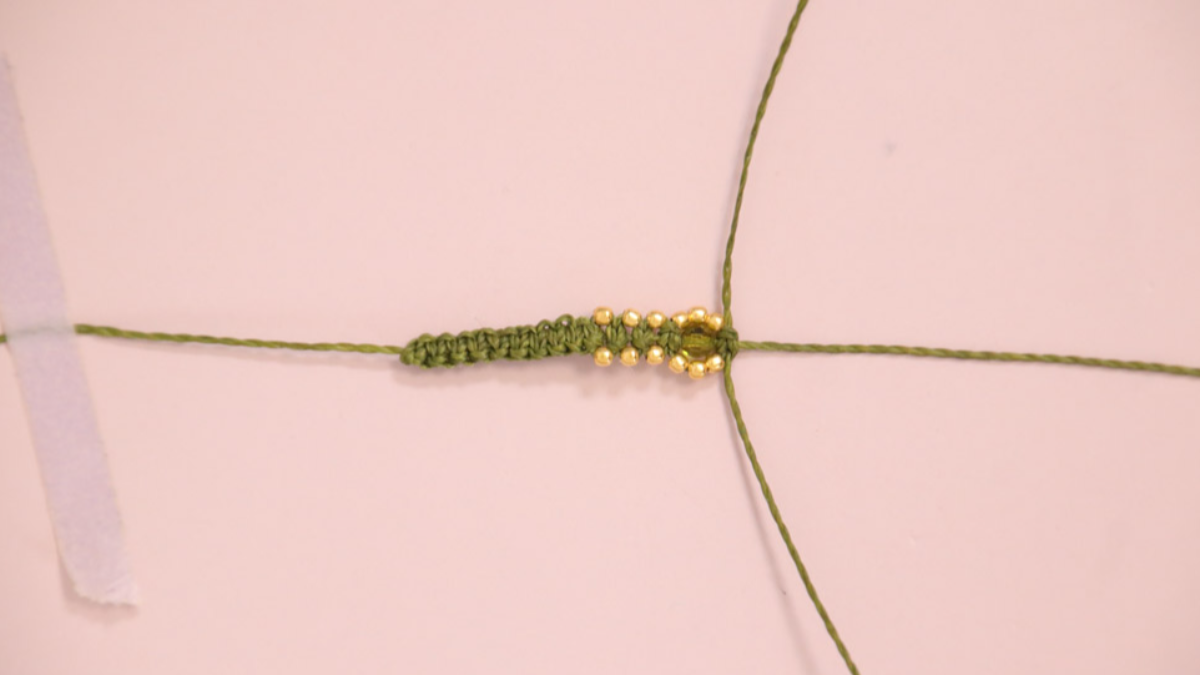 DIY Piccolo braccialetto in micro macramé color cachi con perline dorate : Tappa 8