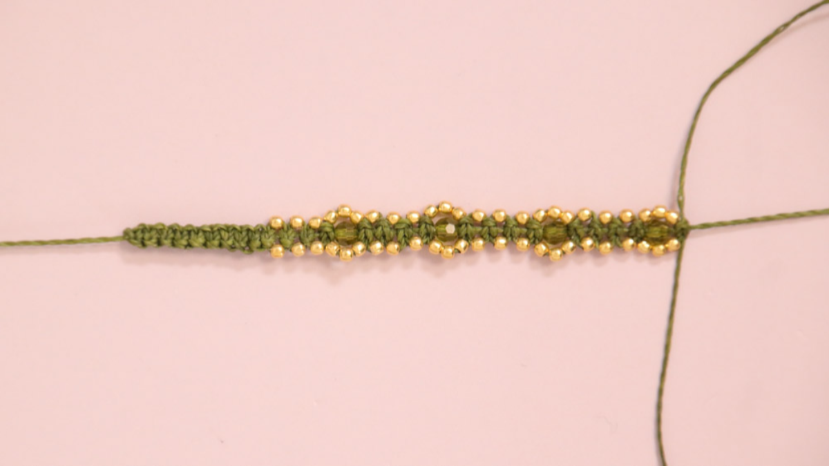 DIY Piccolo braccialetto in micro macramé color cachi con perline dorate : Tappa 9