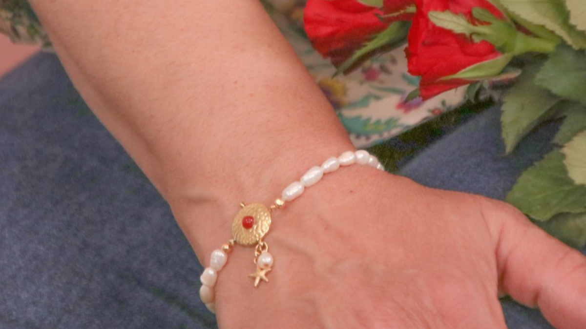 Bracciale di perle d'acqua dolce fai da te, ciondolo rotondo martellato e charm a forma di stella marina in acciaio inos