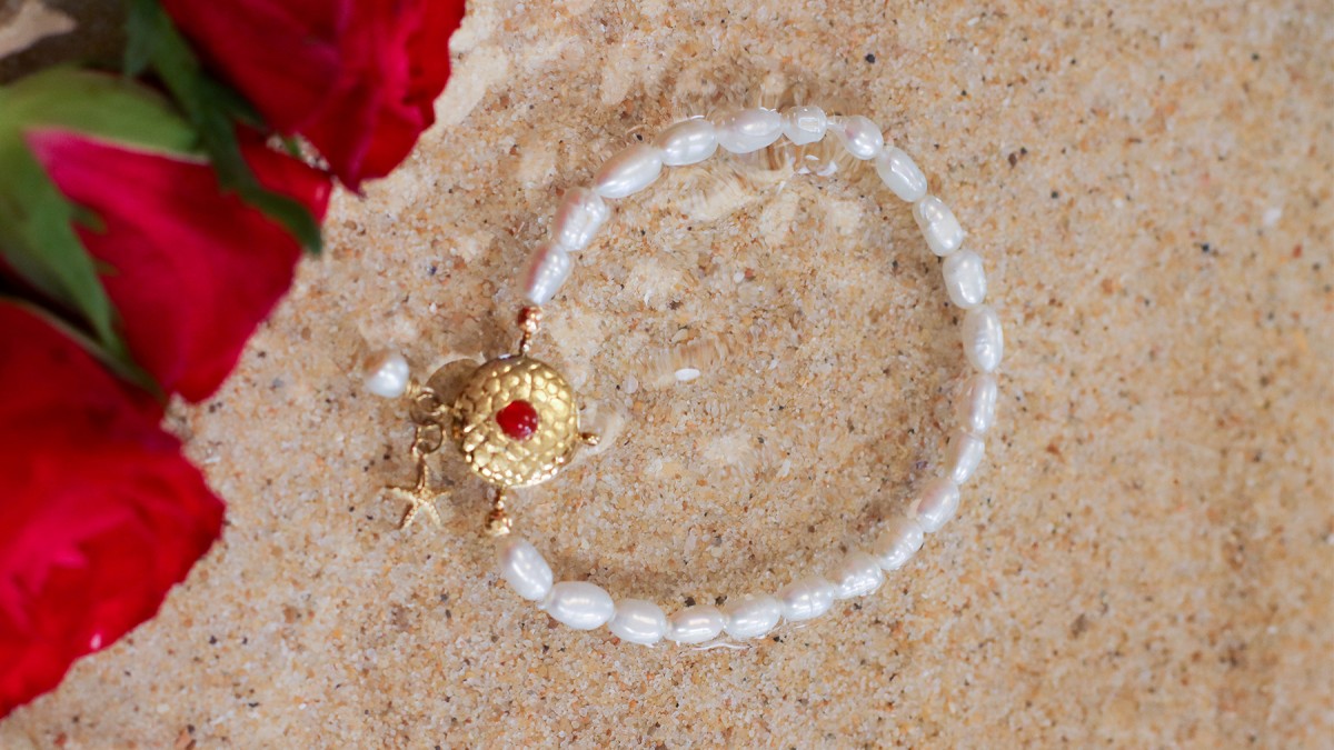 Schema Bracciale di perle d'acqua dolce fai da te, ciondolo rotondo martellato e charm a forma di stella marina in acciaio inos