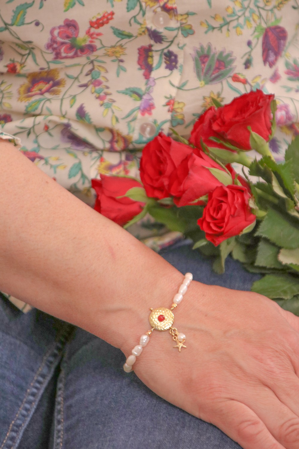 Schema Bracciale di perle d'acqua dolce fai da te, ciondolo rotondo martellato e charm a forma di stella marina in acciaio inos