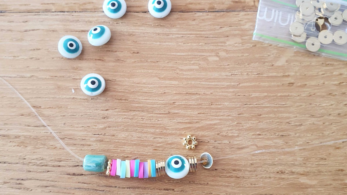 Cavigliera da donna con perline heishi e conchiglie di cowrie : Tappa 1