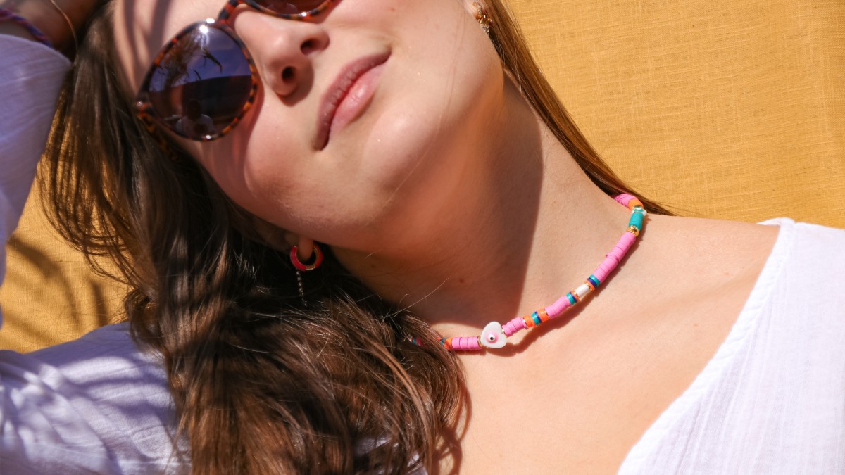 Collana da donna con perline heishi e occhiello