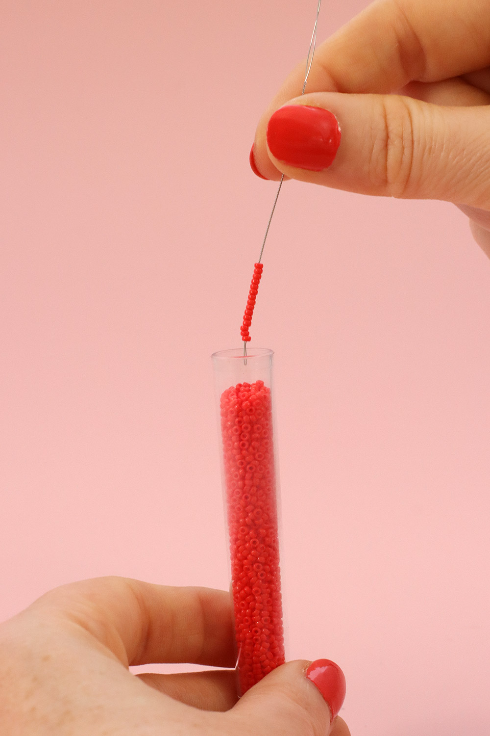 Schema Bracciale a più fili con perle di semi rosse Schema Bracciale a più fili con perle di semi rosse