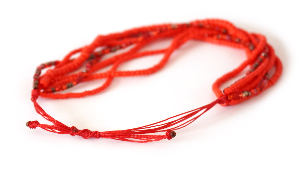 Bracciale a più fili con perle di semi rosse : Tappa 6 Bracciale a più fili con perle di semi rosse : Tappa 6