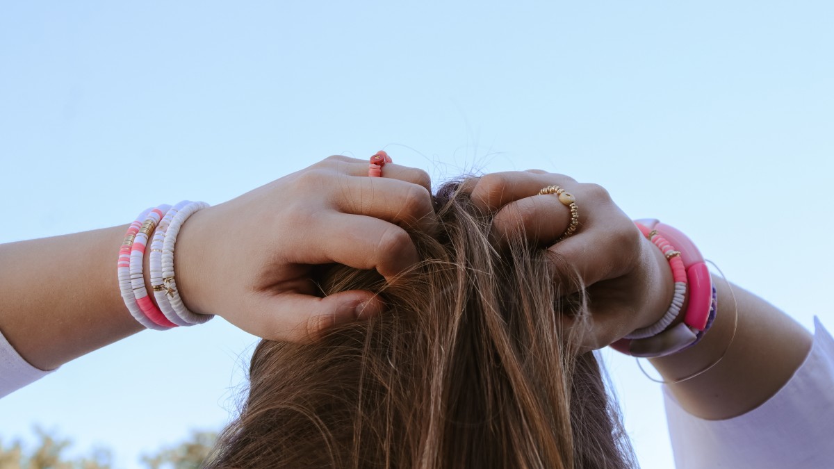 Schema Tuto 7 braccialetti fai da te in oro, bianco e rosa ad accumulazione